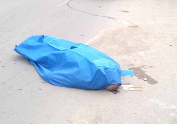 O persoană a murit după ce a sărit de la etajul 4